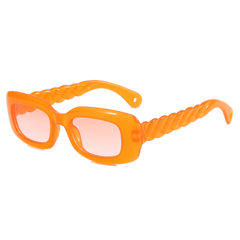 Dame moteriktig firkantet solbrille med unikt vridd stangdesign Luvikno