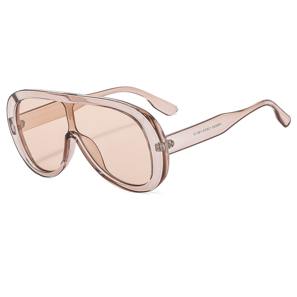 Dame moteriktig solbrille med bred ramme Luvikno