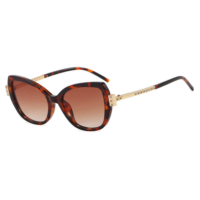 Dame oversized solbrille med beskyttende UV-filter og elegante aksenter Luvikno