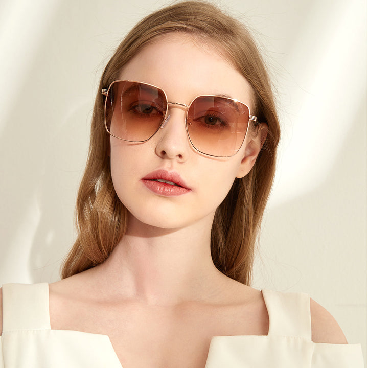 Dame kvadratisk solbrille med elegant metallramme og speilende glass Luvikno