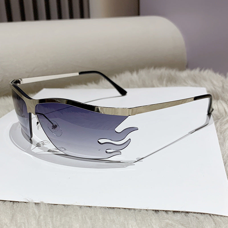 Dame futuristisk solbrille med markant design Luvikno
