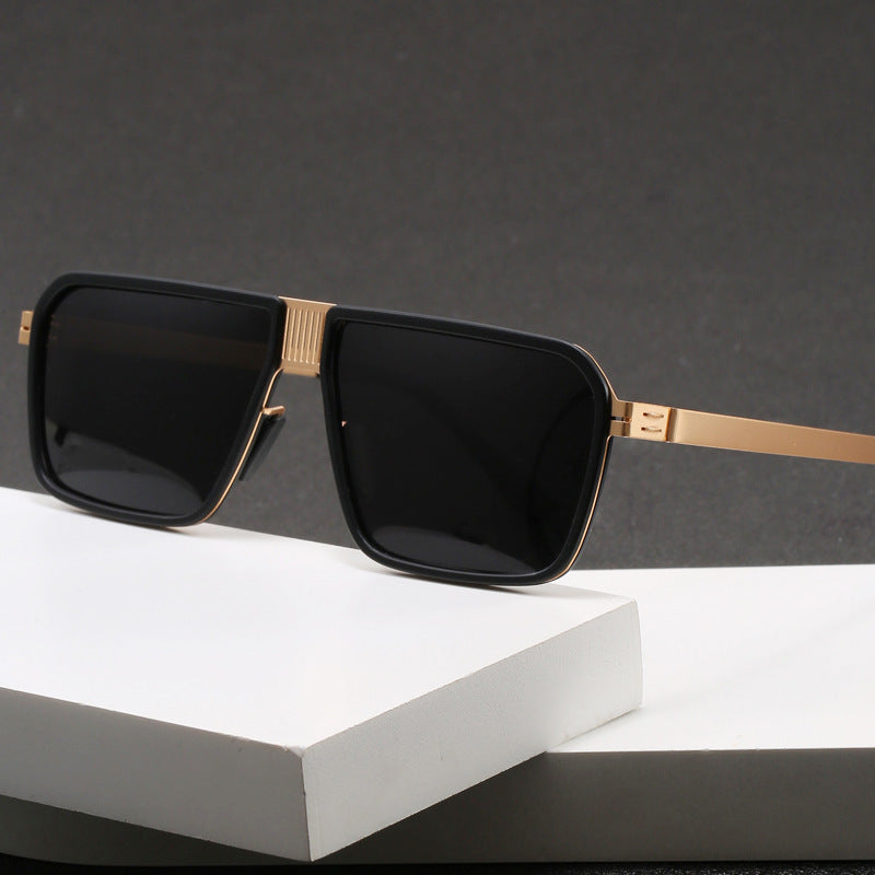 Dame moteriktig solbrille i moderne, firkantet design Luvikno