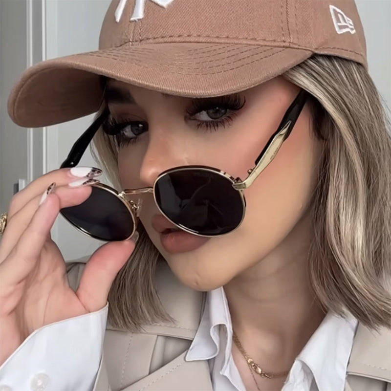 Dame rund solbrille med elegant, gullramme og UV-beskyttelse Luvikno