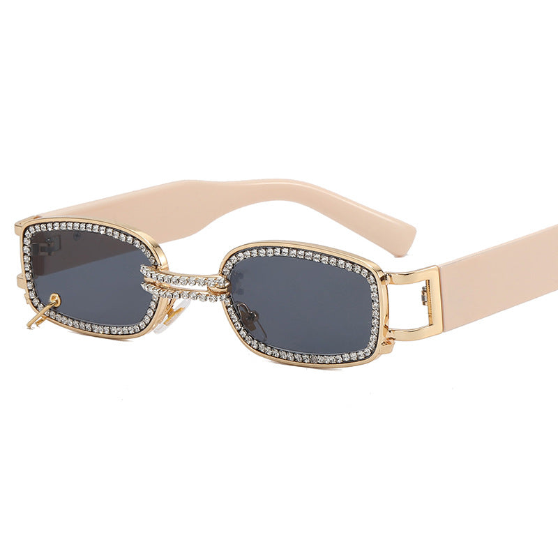 Dame moteriktig solbrille med glitrende krystalramme Luvikno