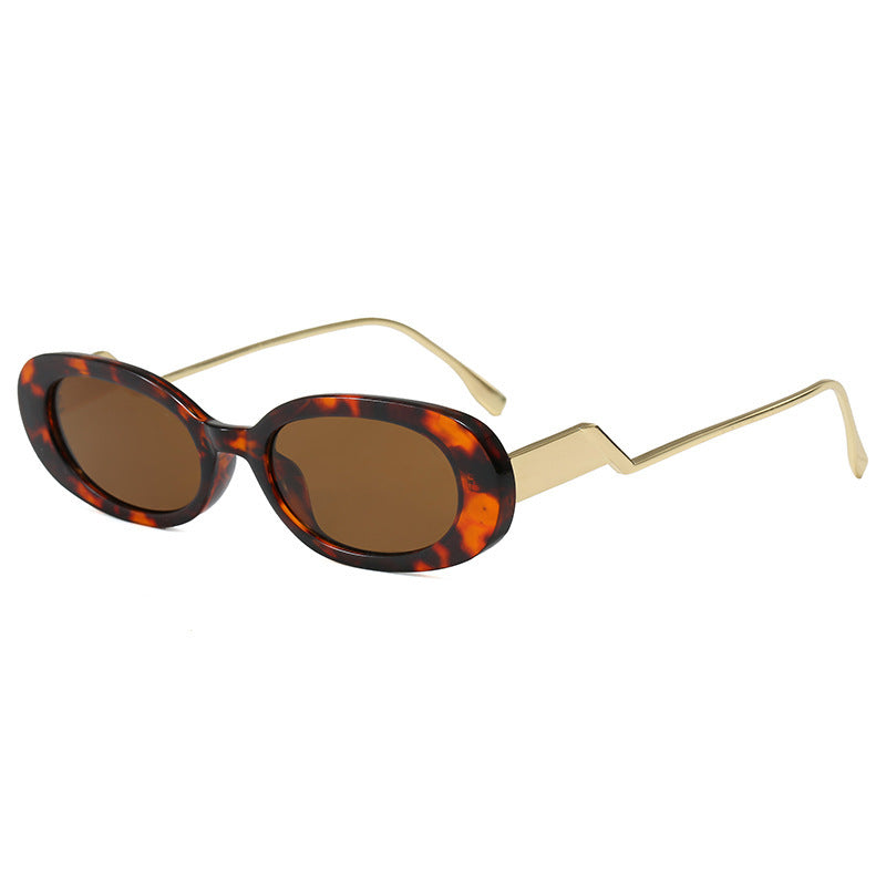 Dame retro-inspirert solbrille med moderne design og markant ramme Luvikno