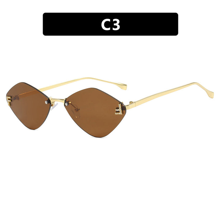 Dame geometrisk solbrille i ekstravagant design med gradiertede glass Luvikno