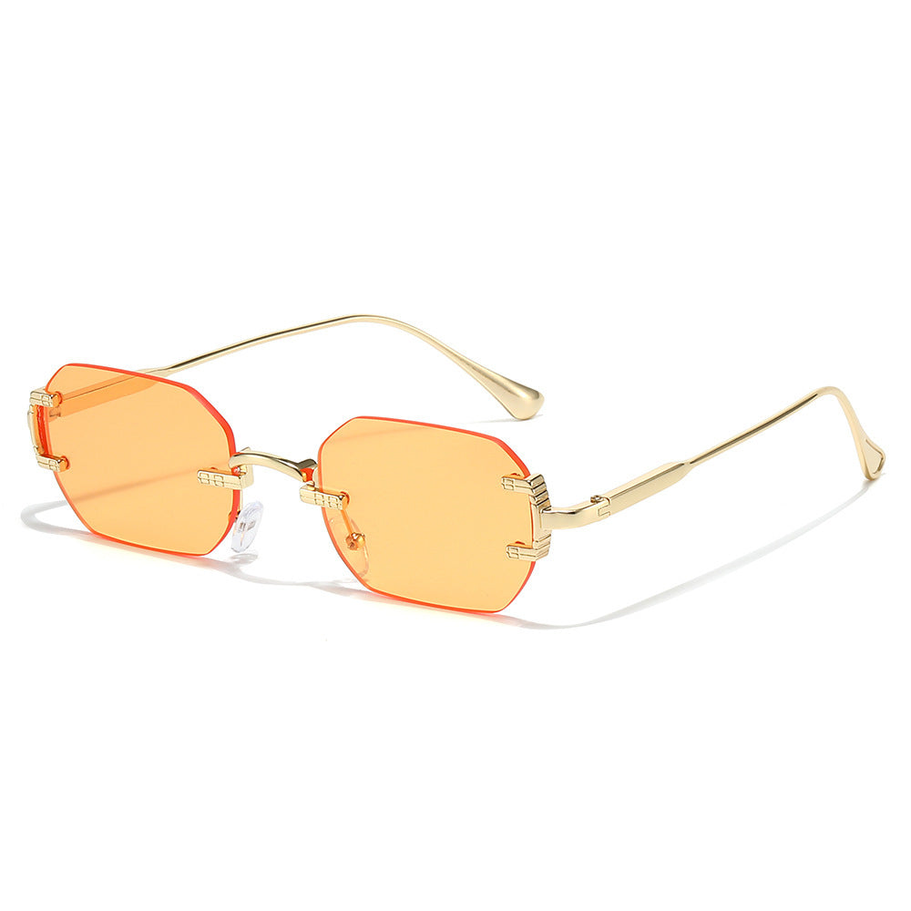 Dame moteriktig solbrille i elegant geografisk stil Luvikno