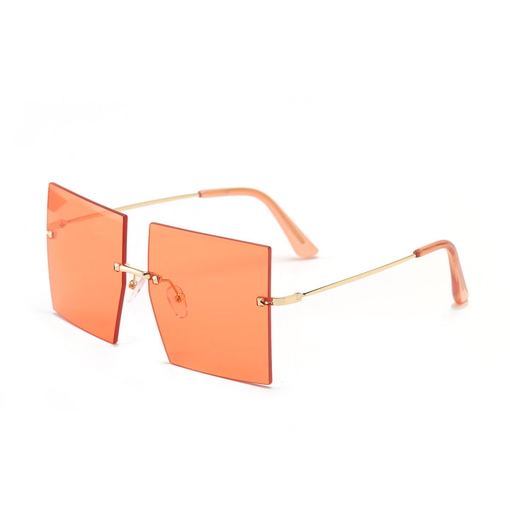 Dame moteriktig kvadratisk solbrille med brede glass og filigran metallramme Luvikno