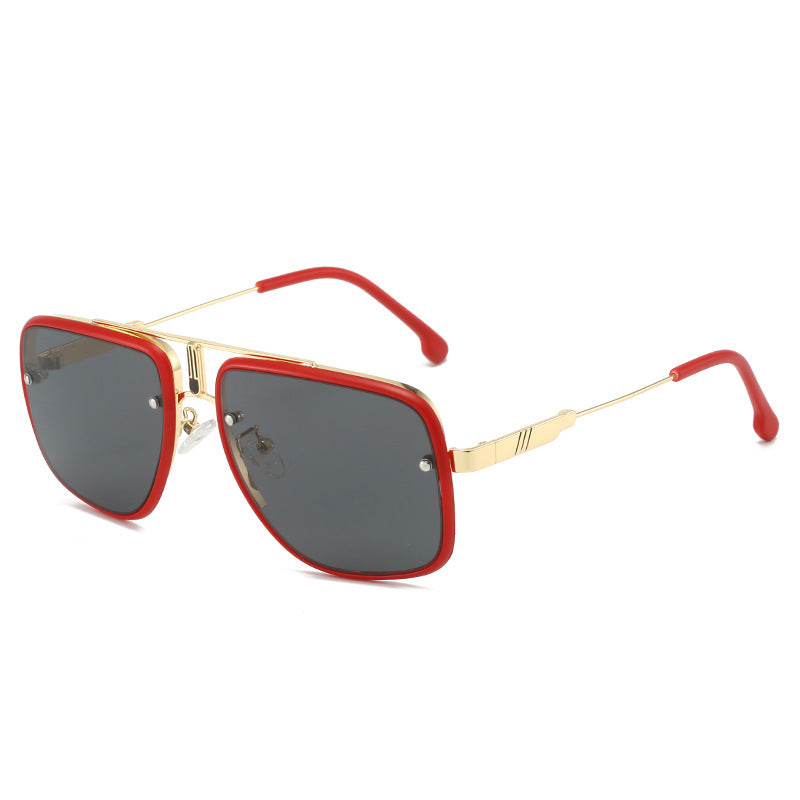 Dame moteriktig oversized solbrille med gull detaljer Luvikno