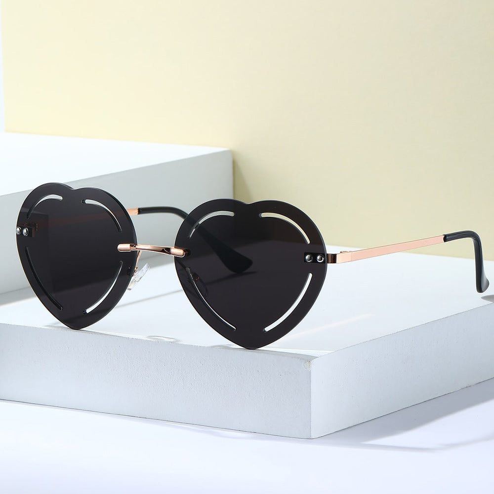 Damer hjerteformet solbrille med stilfull metallramme Luvikno