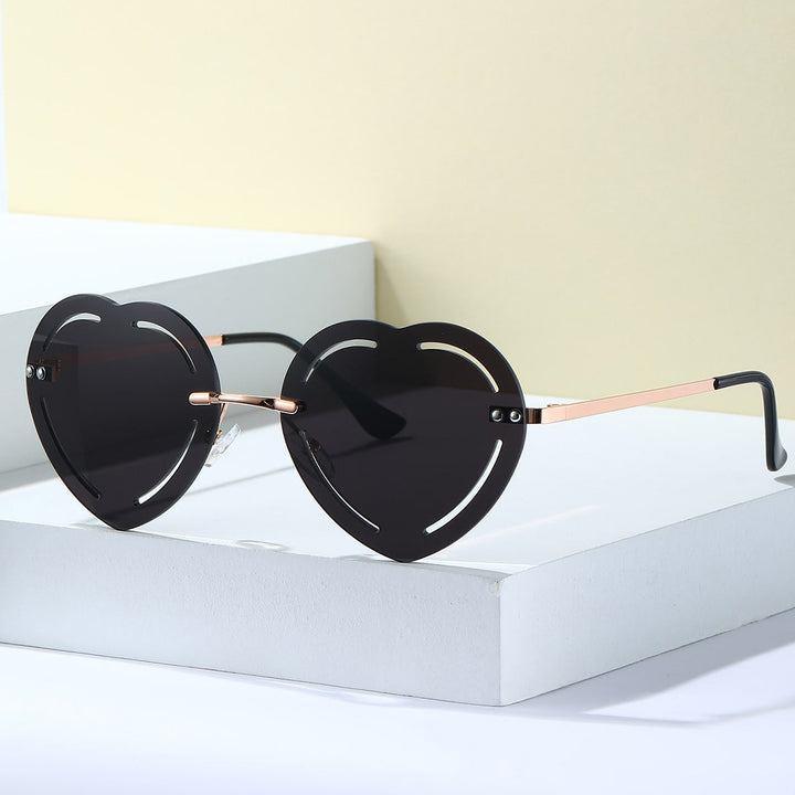 Damer hjerteformet solbrille med stilfull metallramme Luvikno