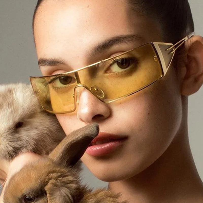 Dame geometrisk solbrille med futuristisk design og slitesterk ramme Luvikno