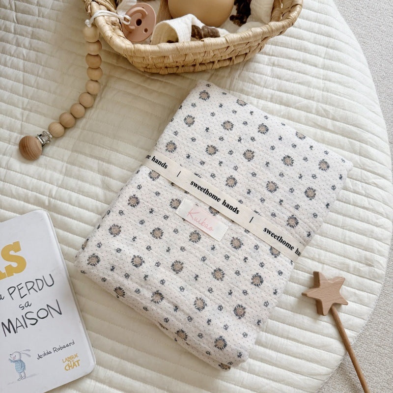 Unisex Musselinteppe med delikat blomsterdesign og elegante volanger Luvikno