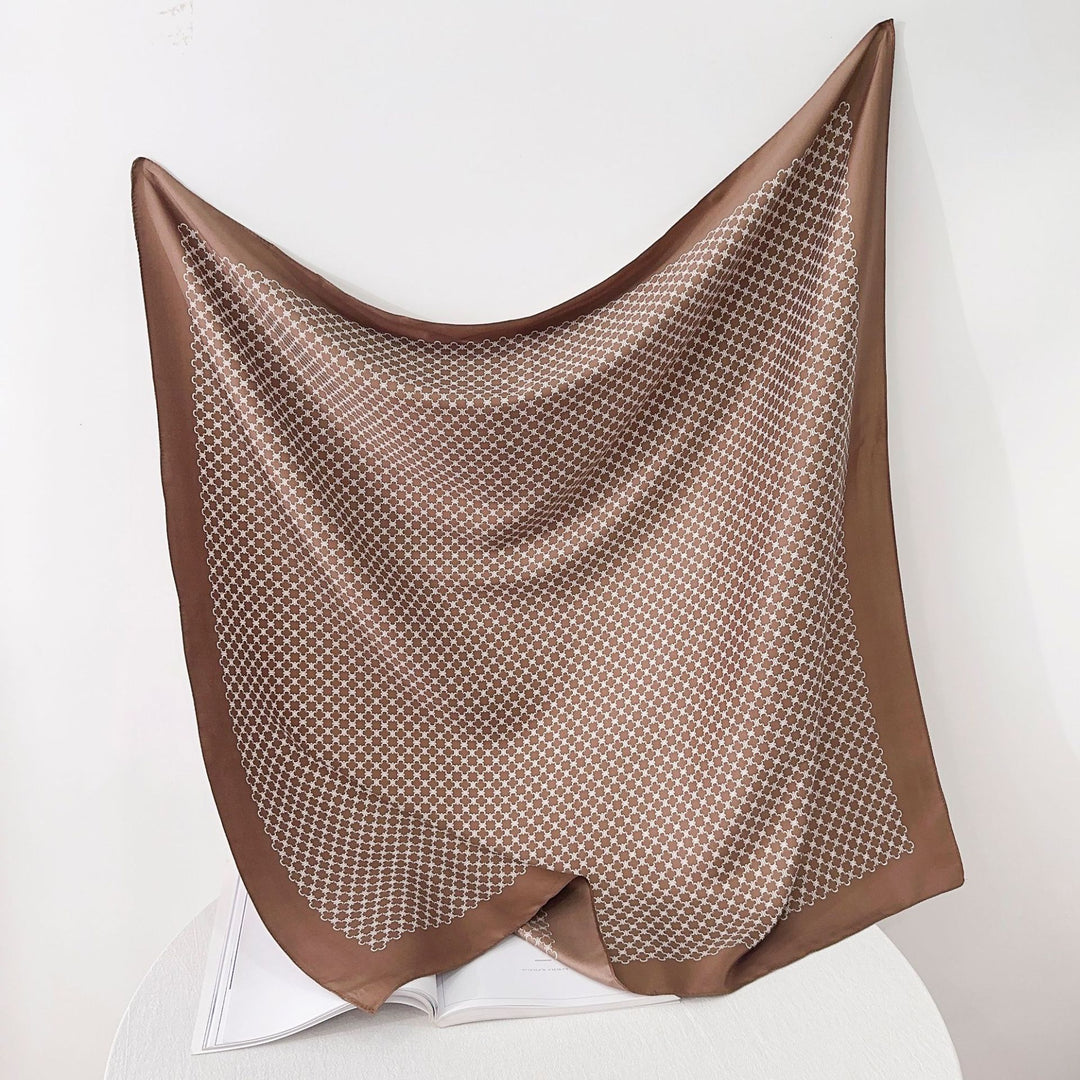 Dame silkesjal i elegant botanisk design Luvikno