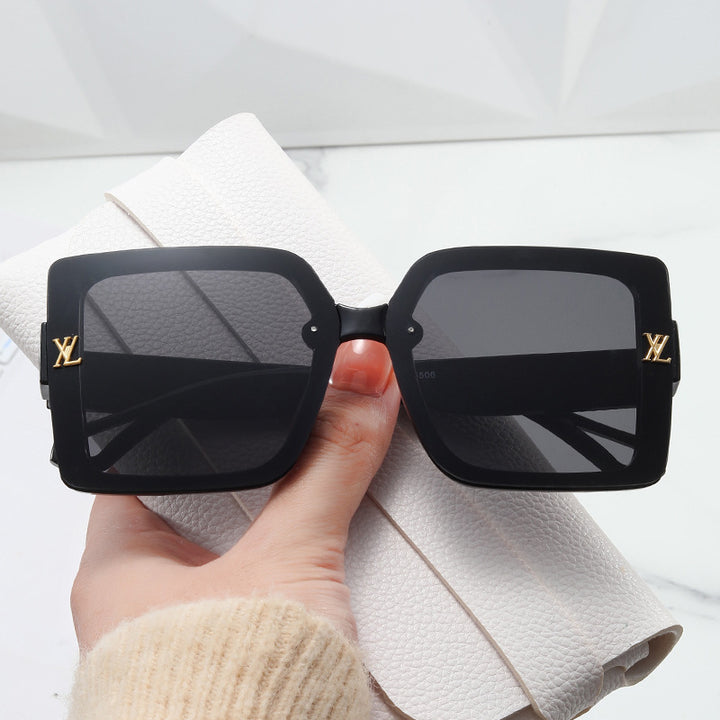 Damen moteriktig firkantet solbrille med elegant design Luvikno