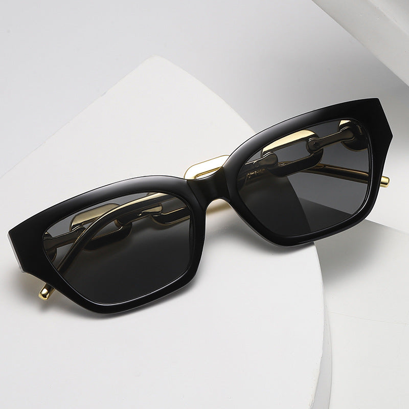Dame Cat-Eye solbrille med dekorativ kjettingramme Luvikno