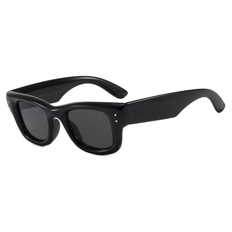 Dame moteriktig solbrille med bred, elegant ramme og beskyttende UV-filter Luvikno