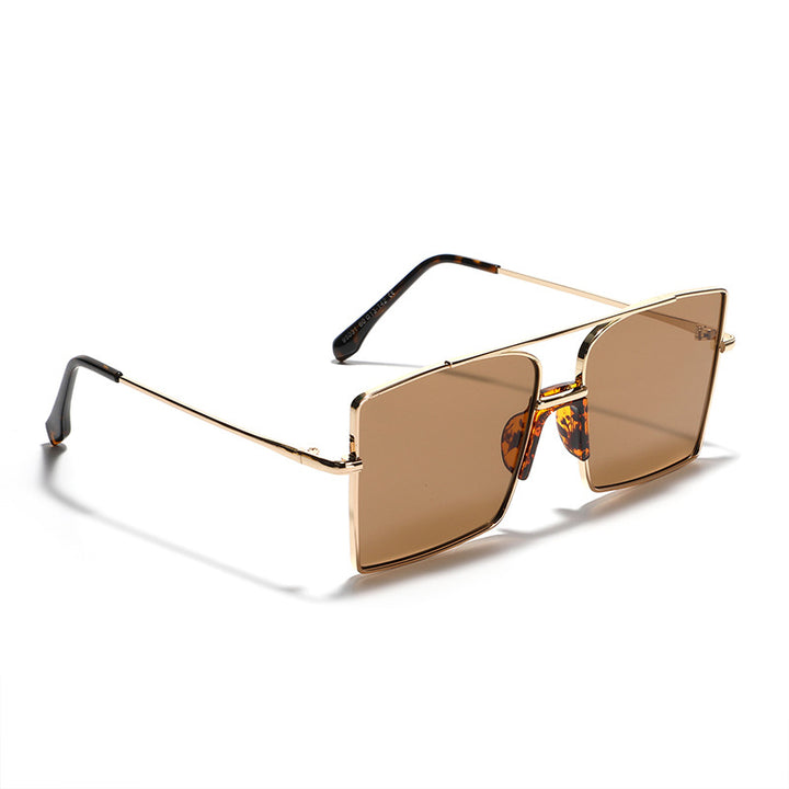 Dame elegant kvadratisk solbrille med moteriktige aksenter Luvikno