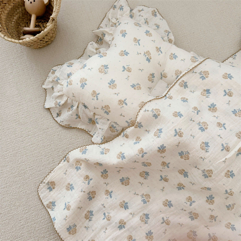Unisex Musselinteppe med delikat blomsterdesign og elegante volanger Luvikno