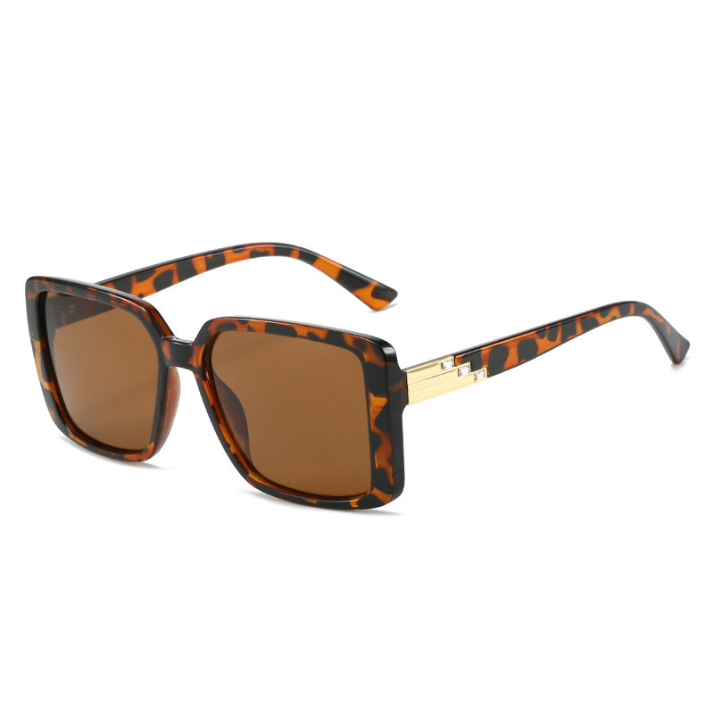 Dame moteriktig firkantet solbrille med trendy detaljer Luvikno