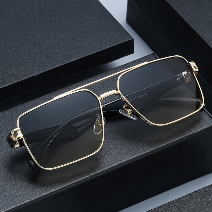 Dame designer solbrille med ekstravagant metallramme Luvikno