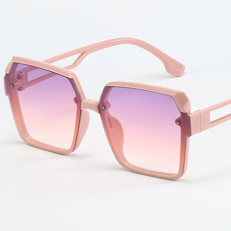 Dame moteriktig kvadratisk solbrille med filigran design Luvikno