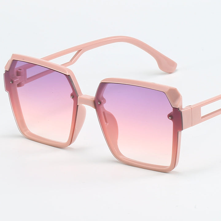 Dame moteriktig kvadratisk solbrille med filigran design Luvikno
