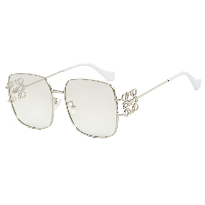 Dame kvadratisk solbrille med filigran design og luksuriøs metallramme Luvikno