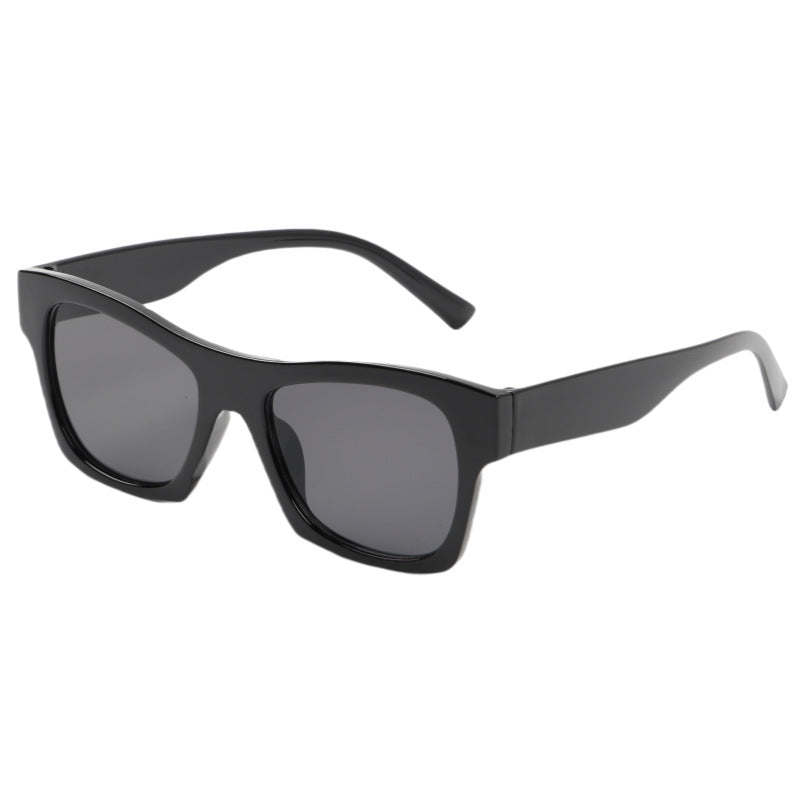 Dame moteriktig solbrille i elegant kvadratdesign Luvikno