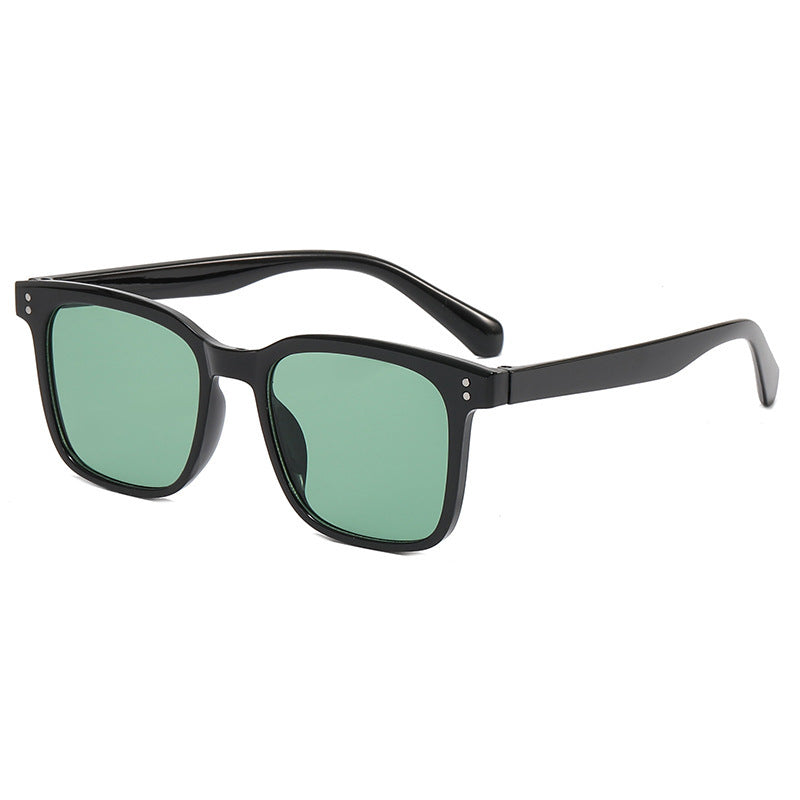 Dame moteriktig solbrille i moderne firkantet design Luvikno