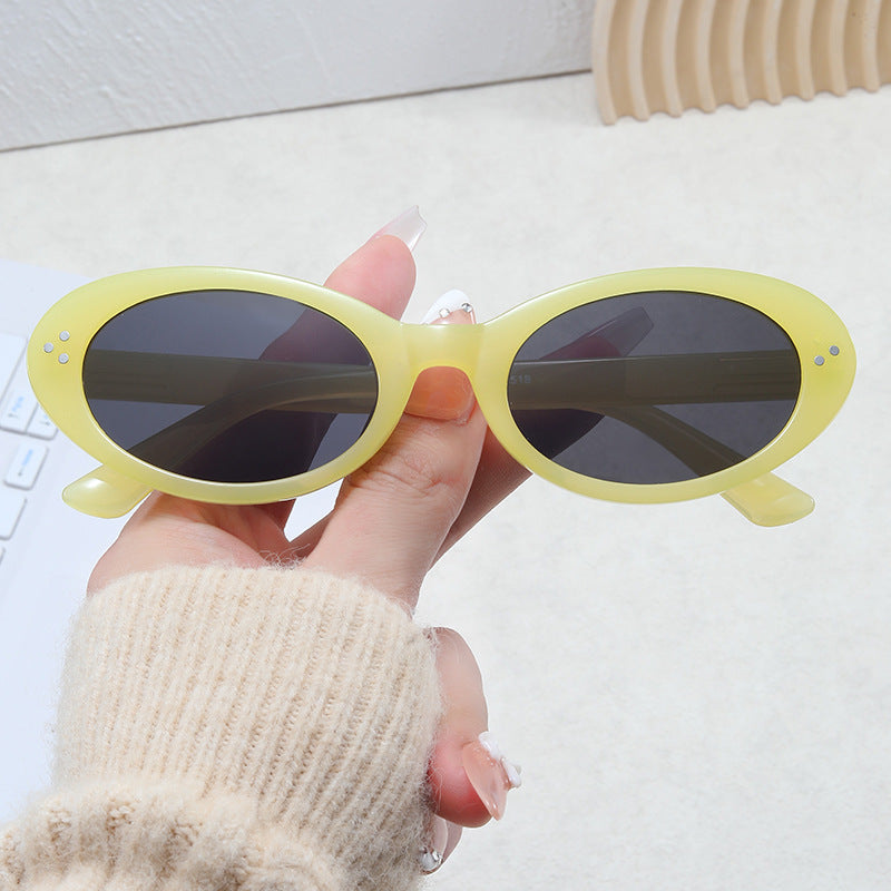 Damer moteriktig solbrille i elegant ovalt design Luvikno
