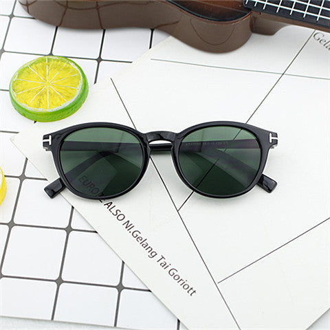 Dame moterik rund solbrille med elegant plastramme Luvikno