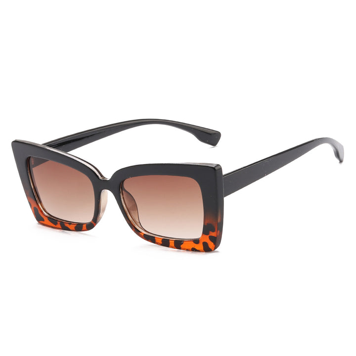 Dame moteriktig solbrille med bred ramme og markant design Luvikno