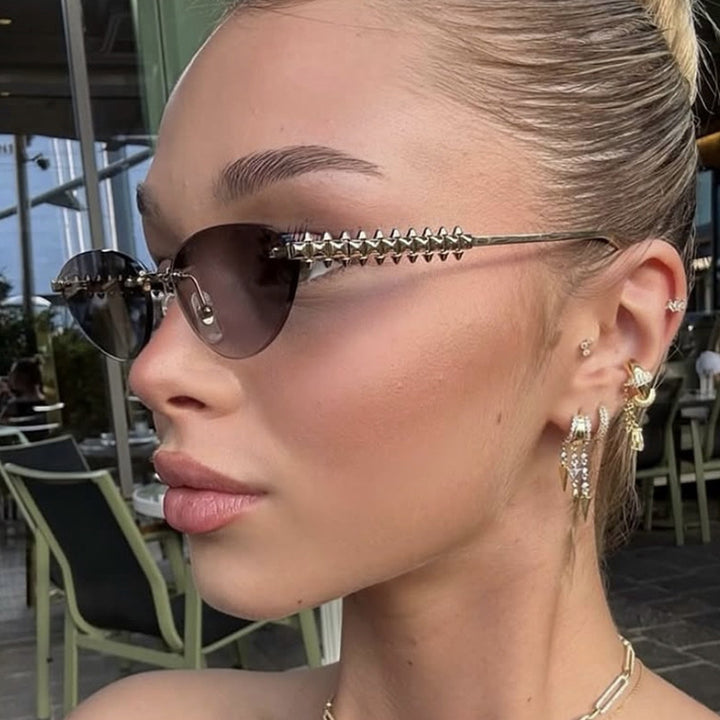 Dame solbrille i moderne, geometrisk design med stilfull metallramme og UV-beskyttelse Luvikno