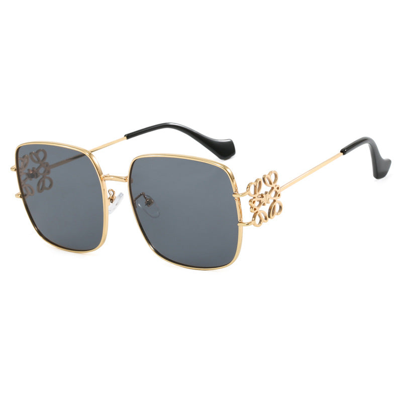 Dame kvadratisk solbrille med filigran design og luksuriøs metallramme Luvikno