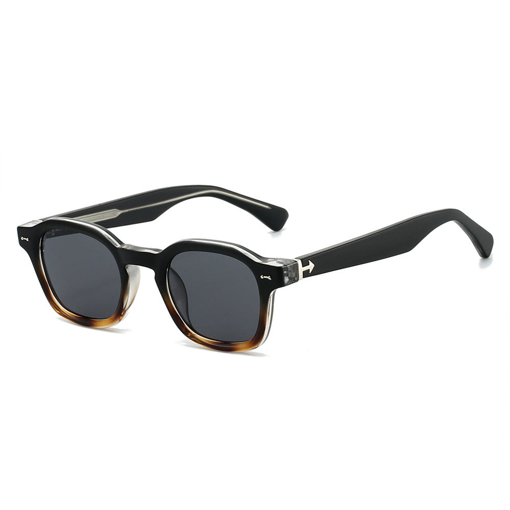 Dame moteriktig solbrille i unikt, kvadratisk design Luvikno