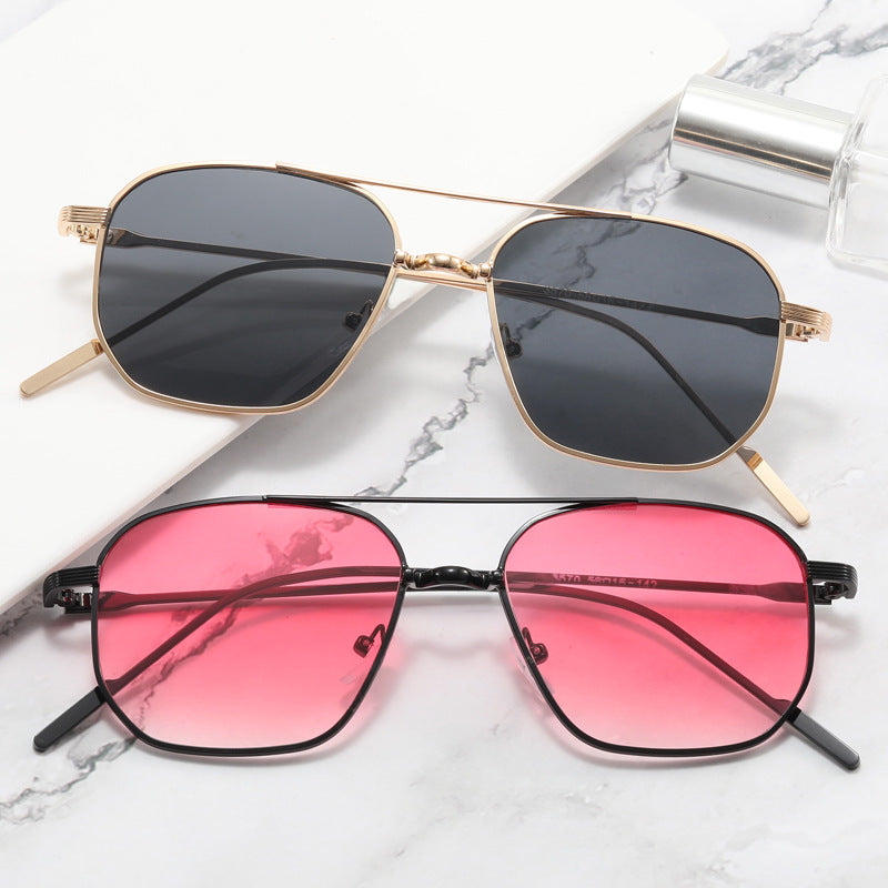 Dame moteriktig geometrisk brille med elegant metallramme Luvikno