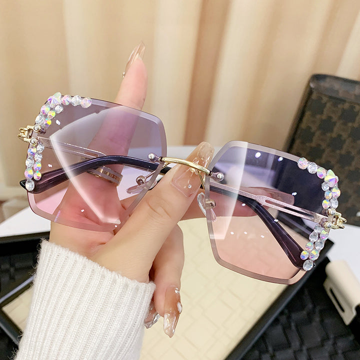 Dame solbrille med ekstravagant strassramme Luvikno