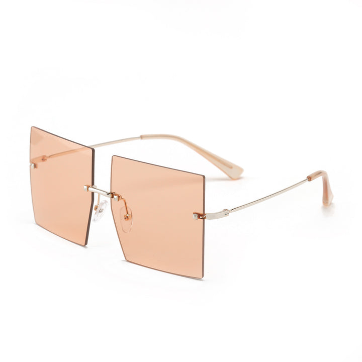 Dame moteriktig kvadratisk solbrille med brede glass og filigran metallramme Luvikno