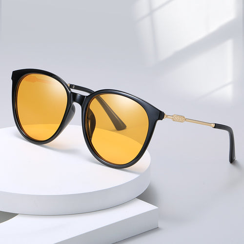 Dame Moderne Cat-Eye Solbriller med speilende glass Luvikno