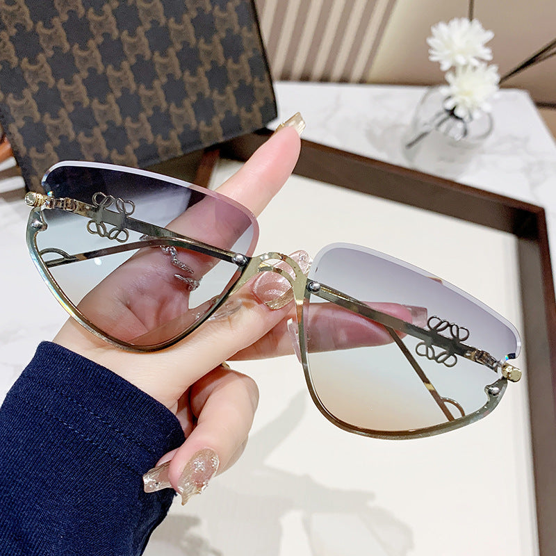 Damer ekstravagant solbrille med moderne, geometrisk ramme Luvikno