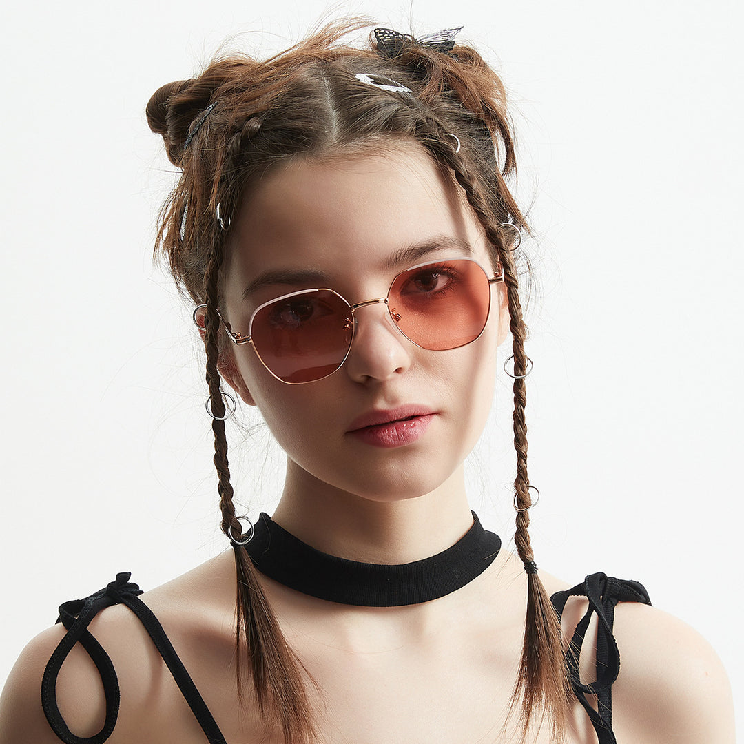 Dame moteriktig solbrille med smal metallramme og blå linser Luvikno
