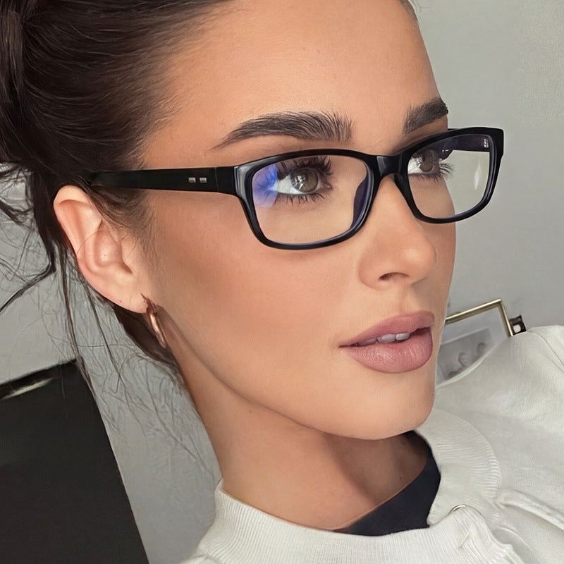 Dame solbrille i moderne, kantete design Luvikno