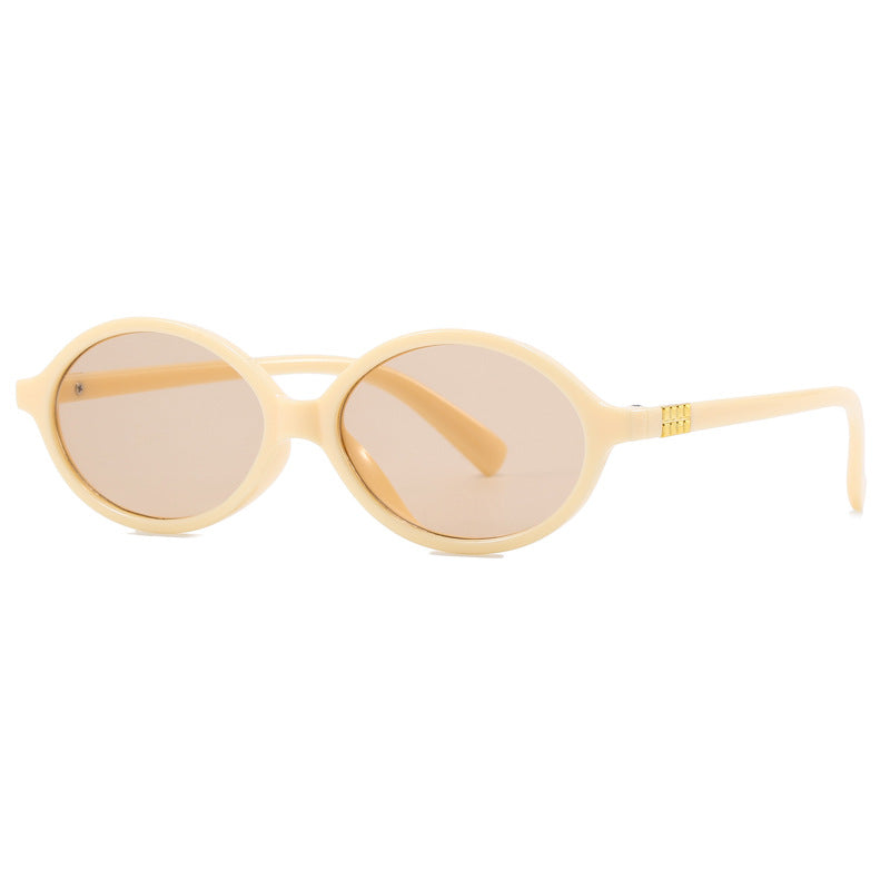 Dame moteriktig solbrille med oval ramme og gyldne detaljer Luvikno