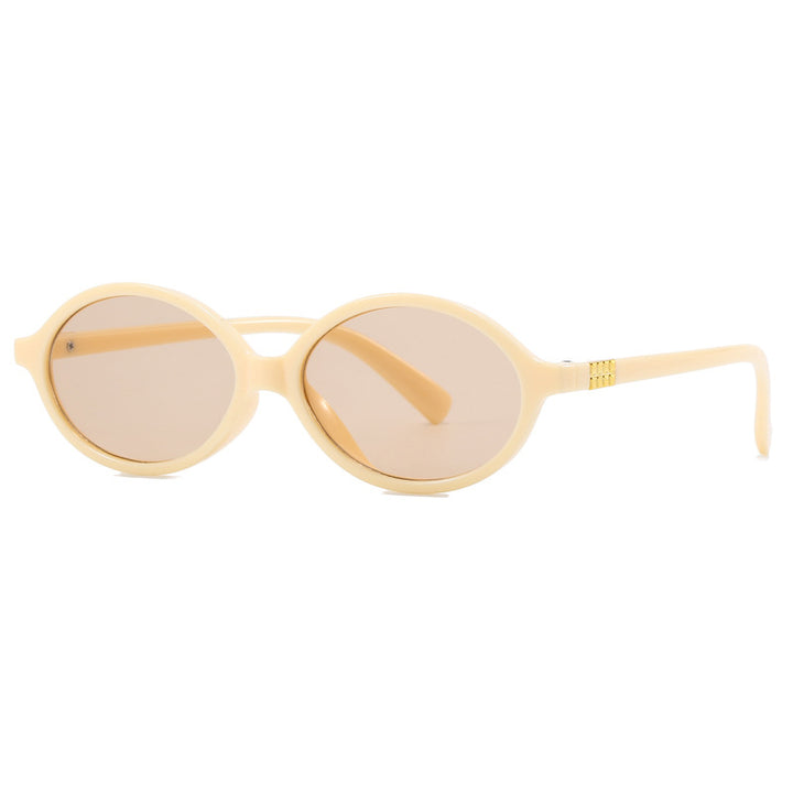 Dame moteriktig solbrille med oval ramme og gyldne detaljer Luvikno