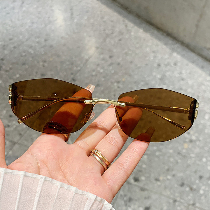 Dame moteriktig solbrille med innovativt sjakkert design Luvikno