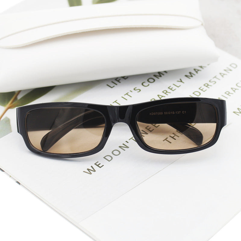Dame moteriktig solbrille i stilrent rektangulært design Luvikno