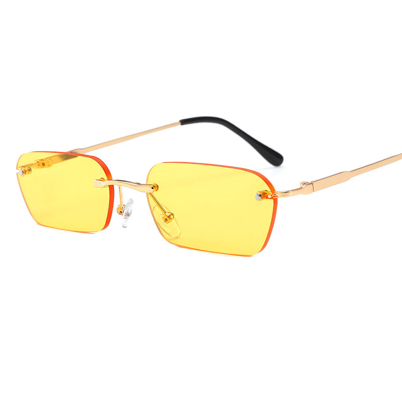 Dame moteriktig rektangulær solbrille med luksuriøs metallramme Luvikno