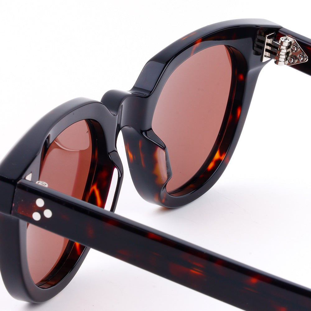 Dame solbrille i elegant, feminin design med høyverdig plastramme Luvikno