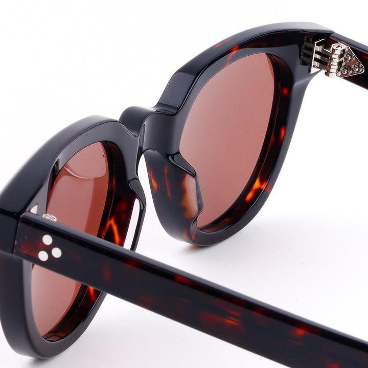 Dame solbrille i elegant, feminin design med høyverdig plastramme Luvikno